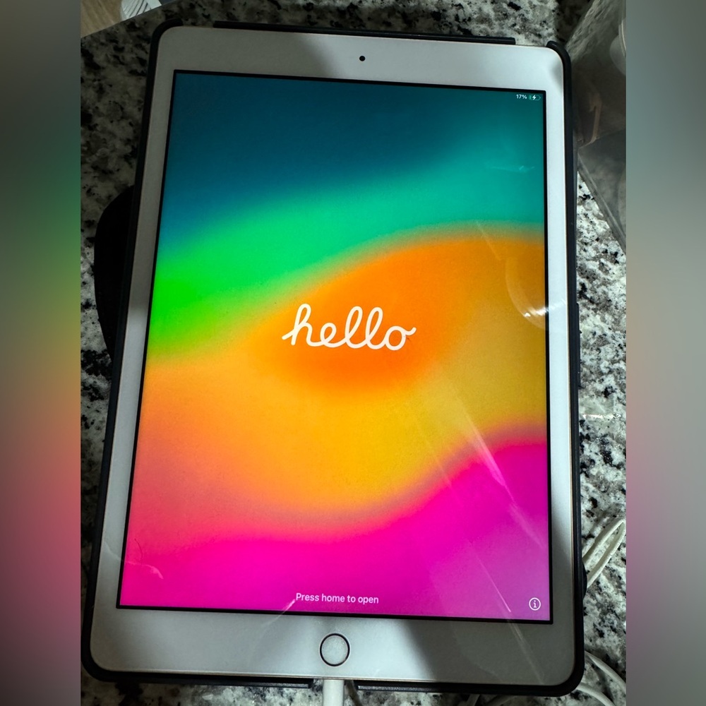 Apple iPad  in Elegant Gold
This is a iPad 8 generation 
32 gb